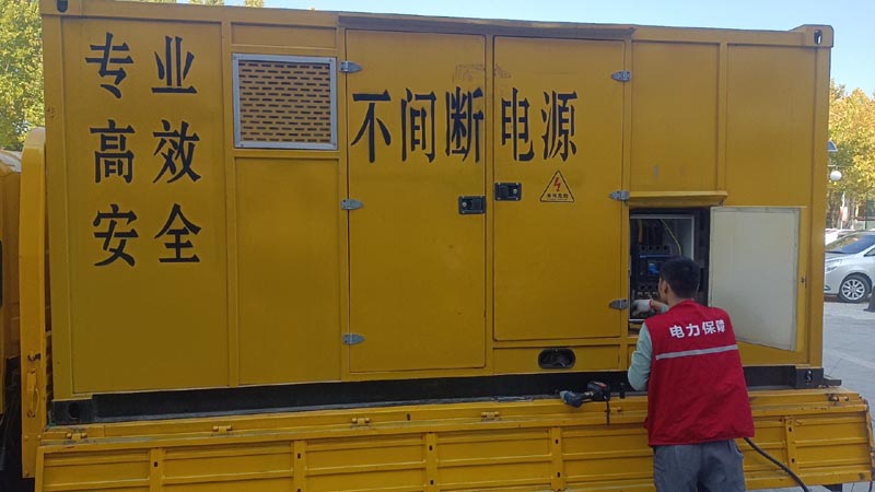 红安柴油发电机组和UPS电源配合使用时，如何避免切换过程中的电力中断？
